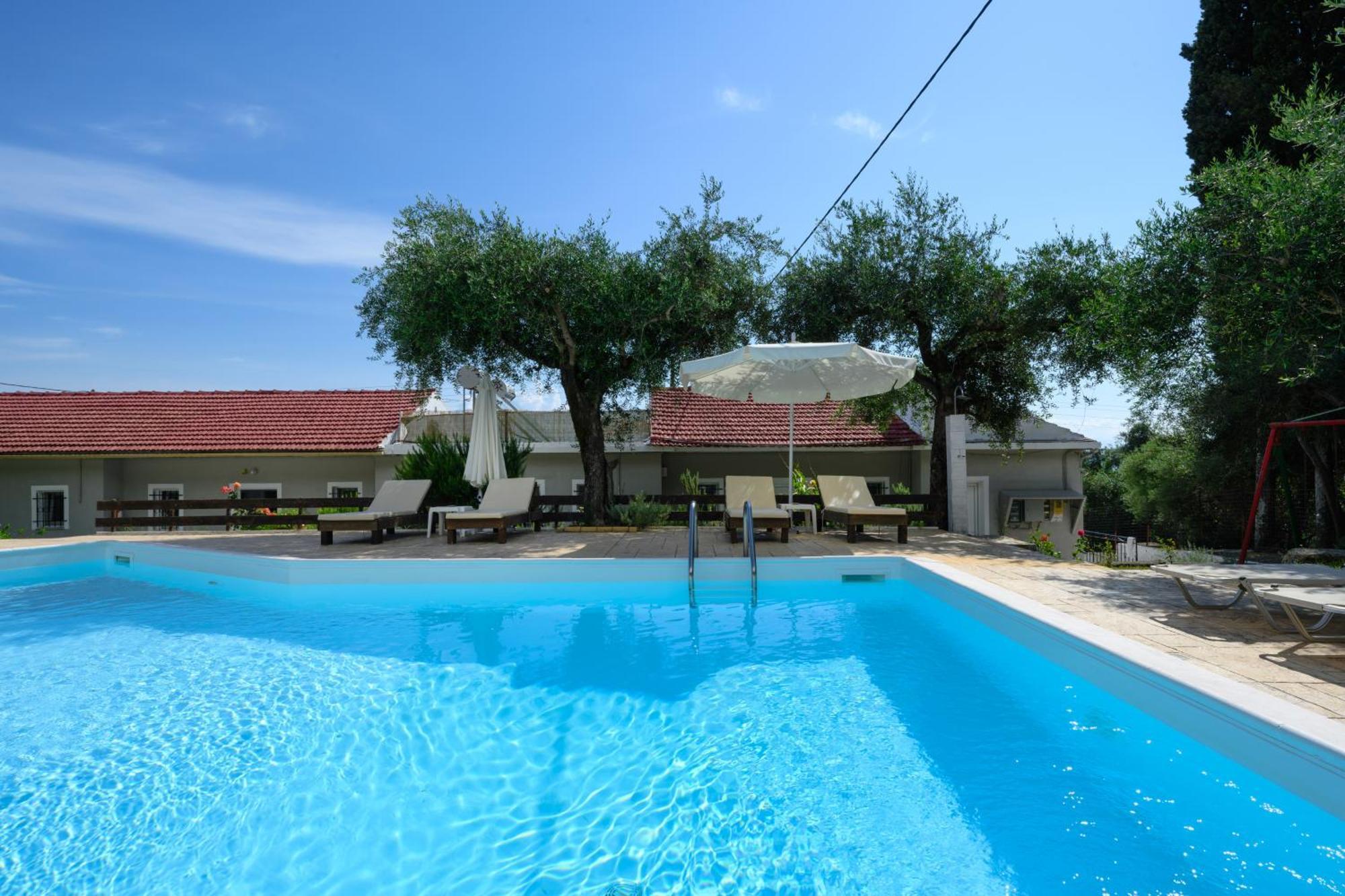 Olive Grove Poolside Apartments Беницес Екстериор снимка